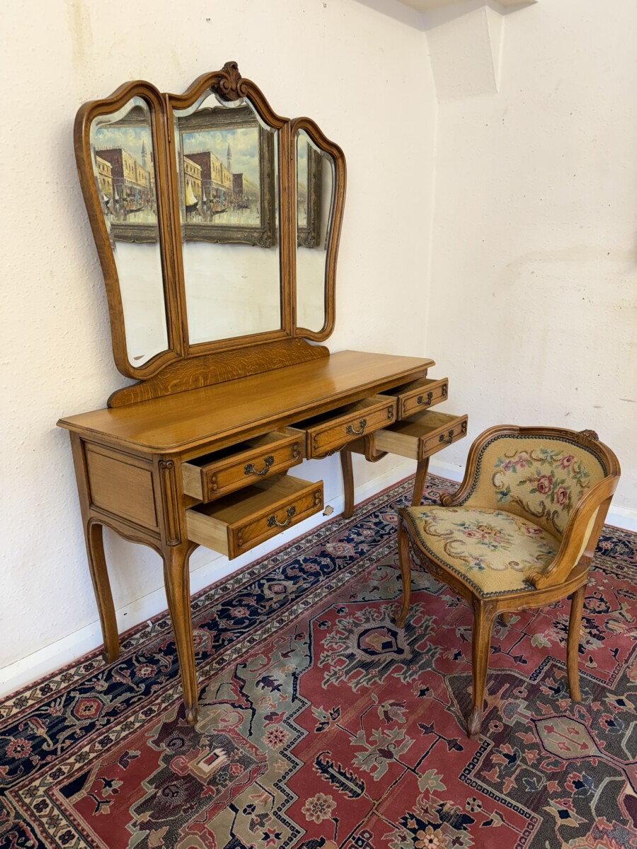 FRENCH CARVED OAK TRIPPLE MIRRORED DRESSING TABLE AND CHAIR CIRCA 1950 - Image 14