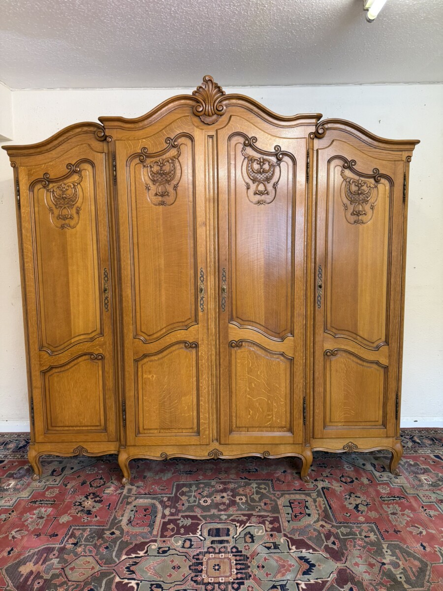 QUALITY FRENCH CARVED OAK FOUR DOOR BRAKE FRONT ARMOIRE/WARDROBE CIRCA 1950