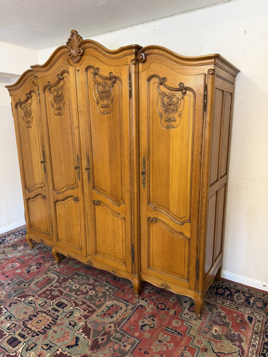 QUALITY FRENCH CARVED OAK FOUR DOOR BRAKE FRONT ARMOIRE/WARDROBE CIRCA 1950 - Image 2