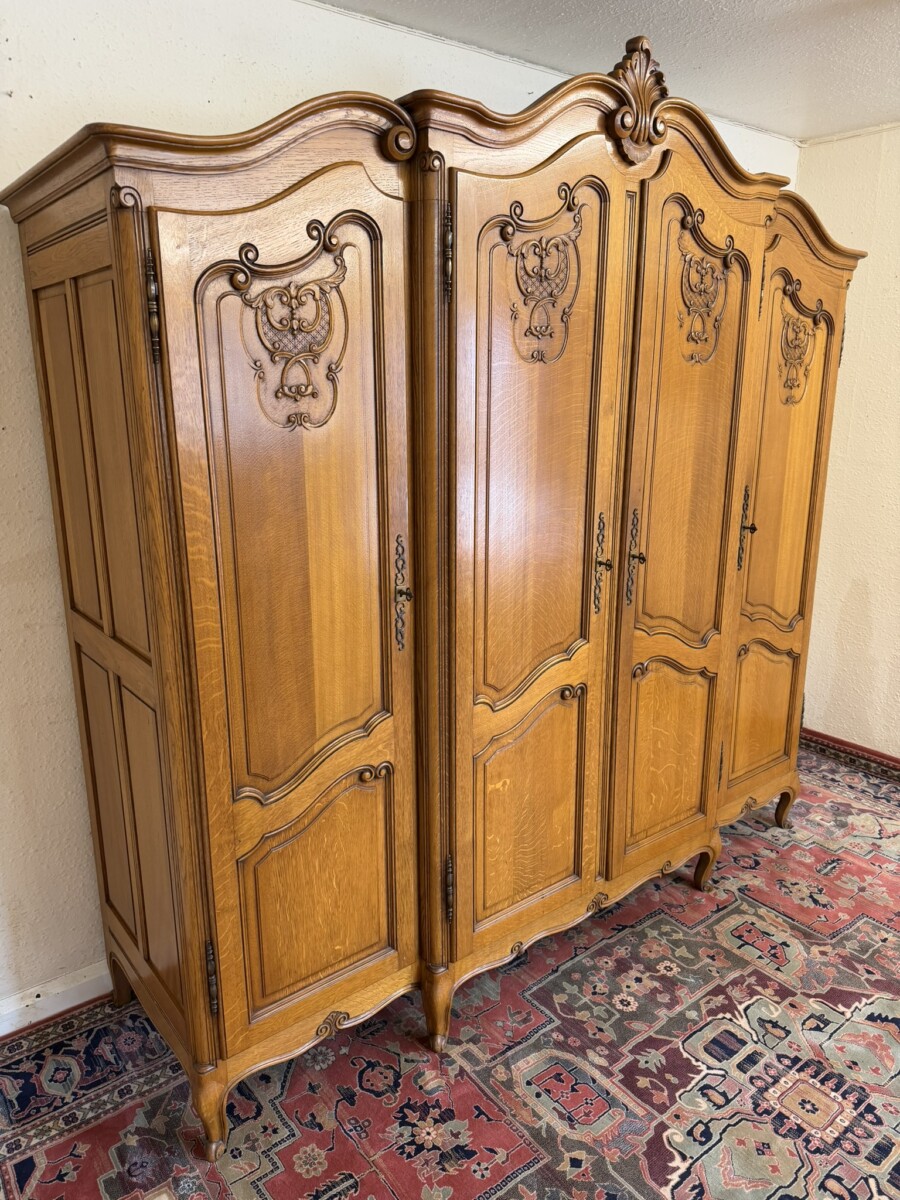 QUALITY FRENCH CARVED OAK FOUR DOOR BRAKE FRONT ARMOIRE/WARDROBE CIRCA 1950 - Image 3