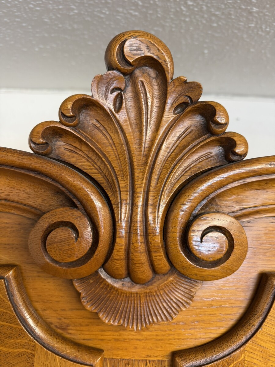 QUALITY FRENCH CARVED OAK FOUR DOOR BRAKE FRONT ARMOIRE/WARDROBE CIRCA 1950 - Image 4