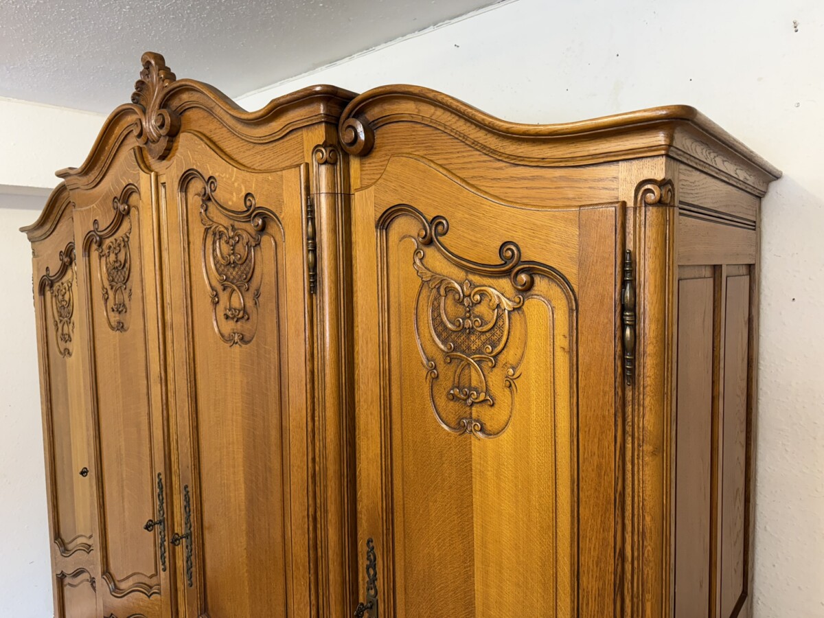 QUALITY FRENCH CARVED OAK FOUR DOOR BRAKE FRONT ARMOIRE/WARDROBE CIRCA 1950 - Image 5