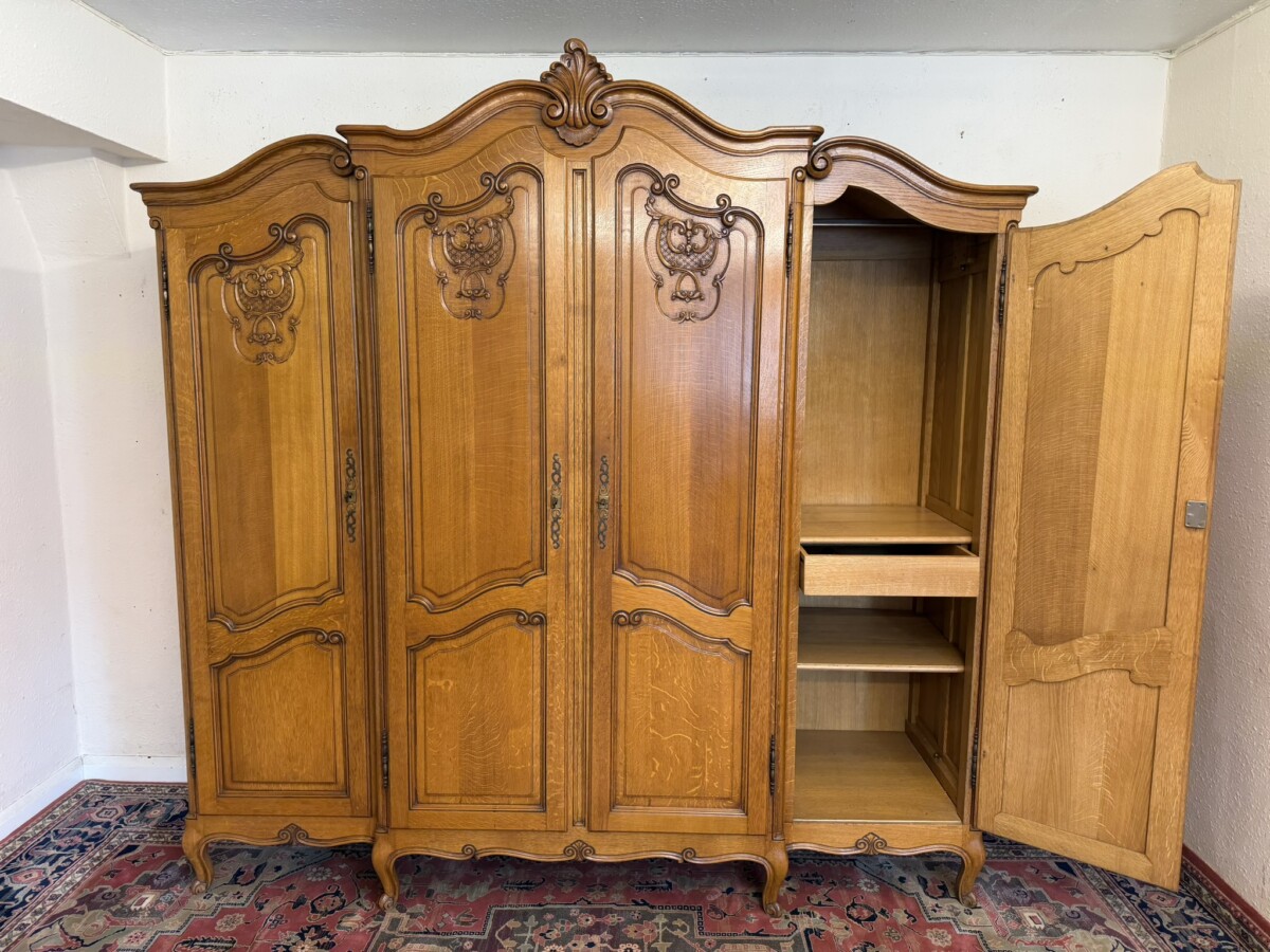 QUALITY FRENCH CARVED OAK FOUR DOOR BRAKE FRONT ARMOIRE/WARDROBE CIRCA 1950 - Image 6