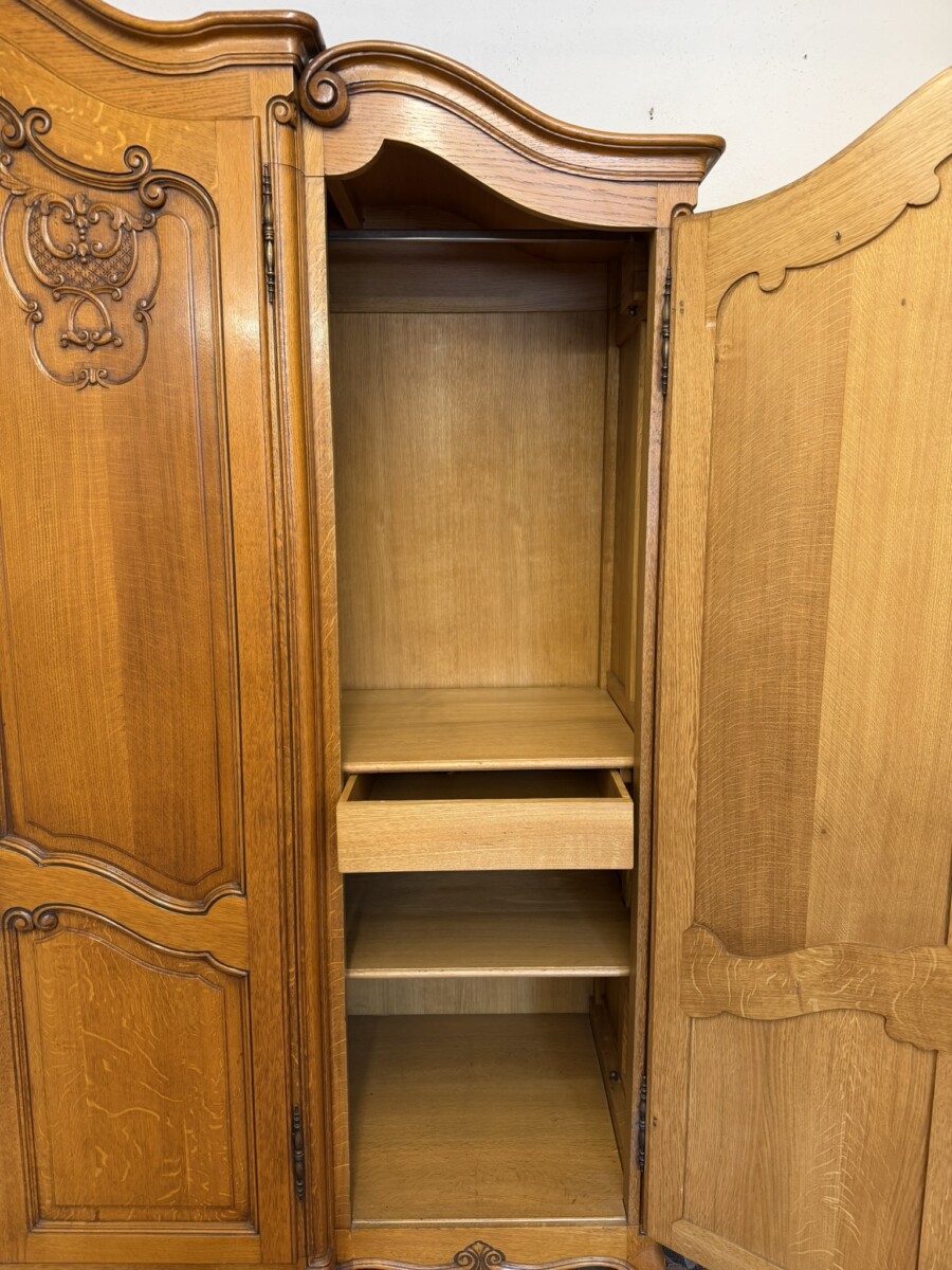 QUALITY FRENCH CARVED OAK FOUR DOOR BRAKE FRONT ARMOIRE/WARDROBE CIRCA 1950 - Image 7