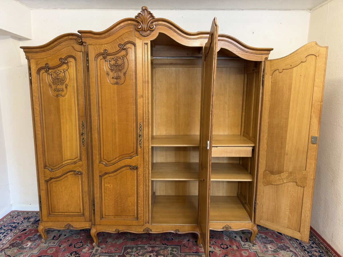 QUALITY FRENCH CARVED OAK FOUR DOOR BRAKE FRONT ARMOIRE/WARDROBE CIRCA 1950 - Image 8