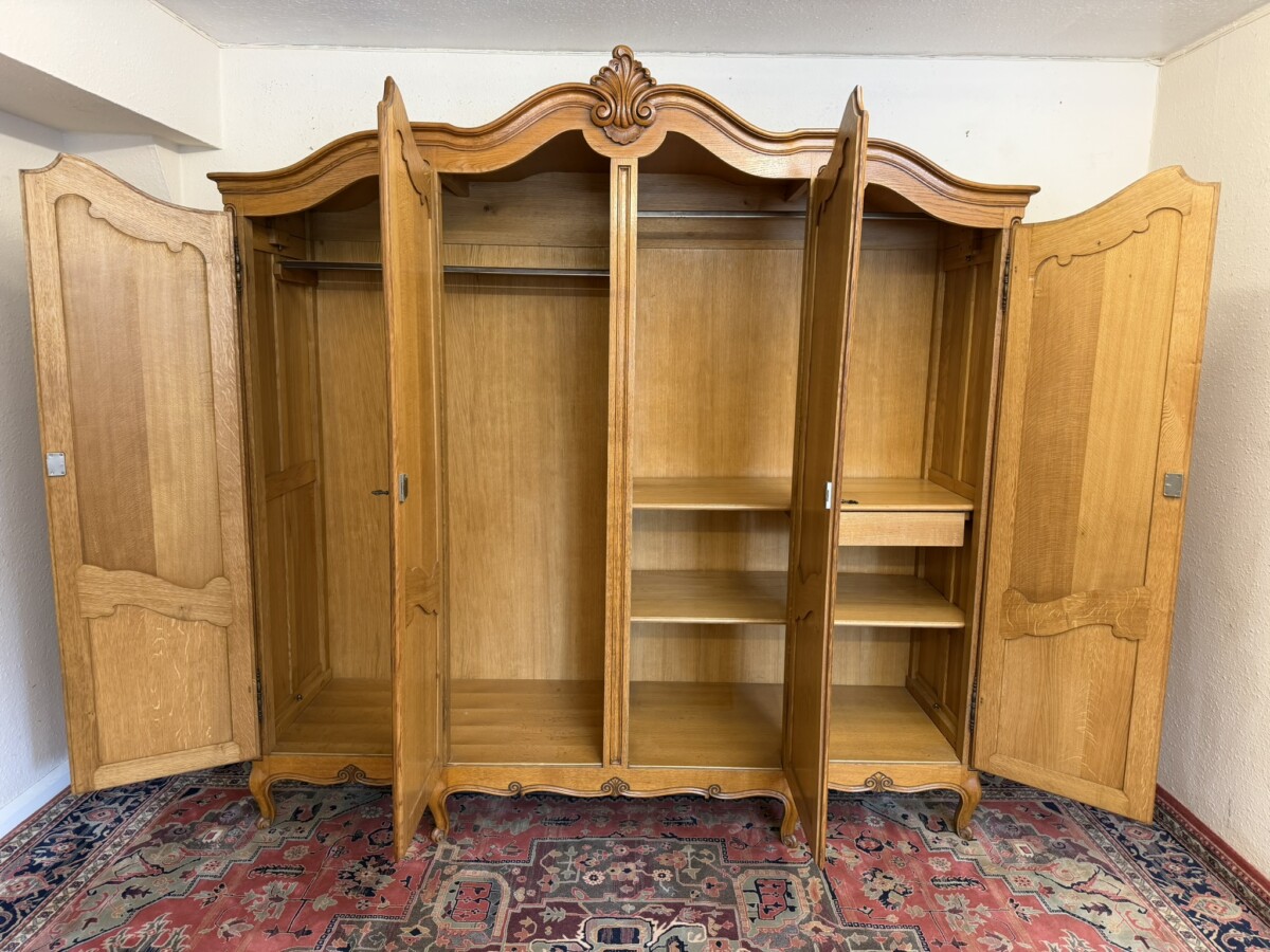 QUALITY FRENCH CARVED OAK FOUR DOOR BRAKE FRONT ARMOIRE/WARDROBE CIRCA 1950 - Image 9