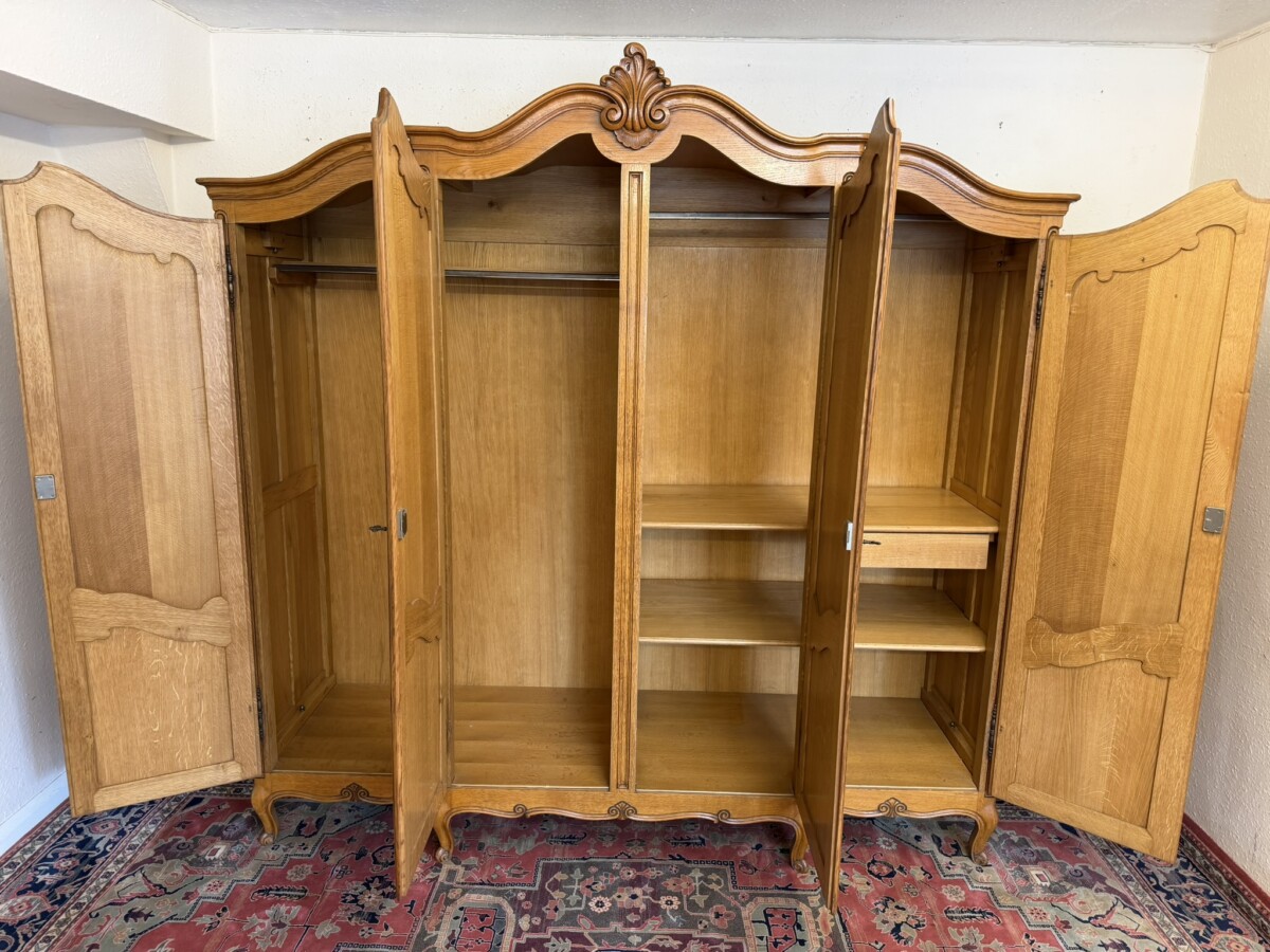 QUALITY FRENCH CARVED OAK FOUR DOOR BRAKE FRONT ARMOIRE/WARDROBE CIRCA 1950 - Image 10