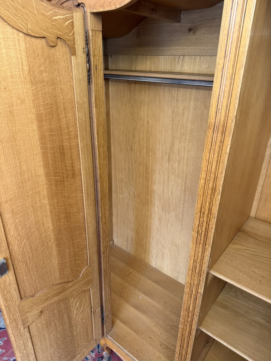 QUALITY FRENCH CARVED OAK FOUR DOOR BRAKE FRONT ARMOIRE/WARDROBE CIRCA 1950 - Image 11