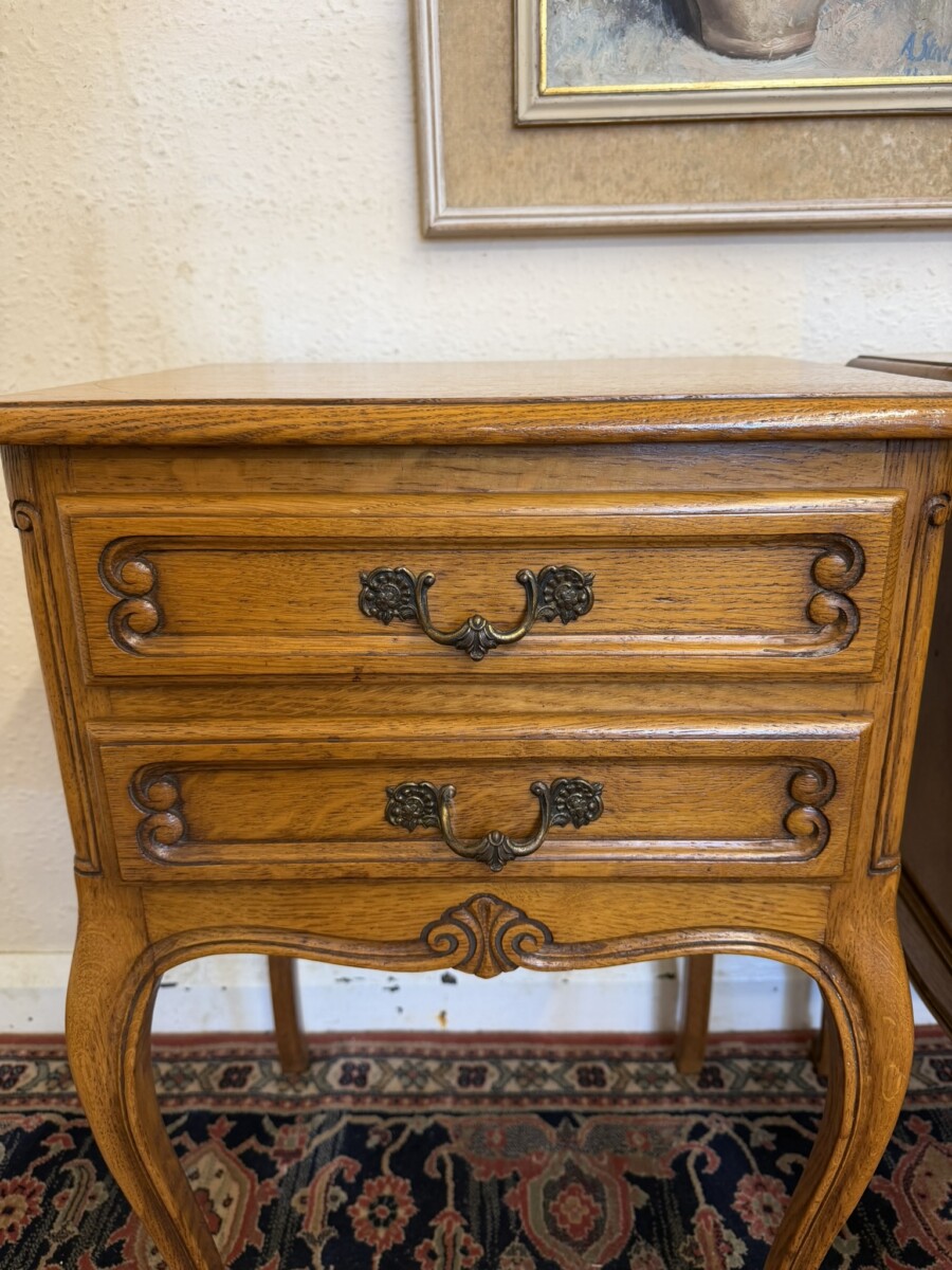 FRENCH PAIR OF CARVED OAK HIS AND HERS BEDSIDE CABINETS CIRCA 1950 - Image 4