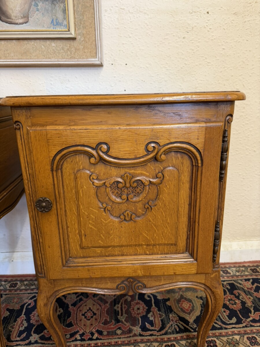 FRENCH PAIR OF CARVED OAK HIS AND HERS BEDSIDE CABINETS CIRCA 1950 - Image 5