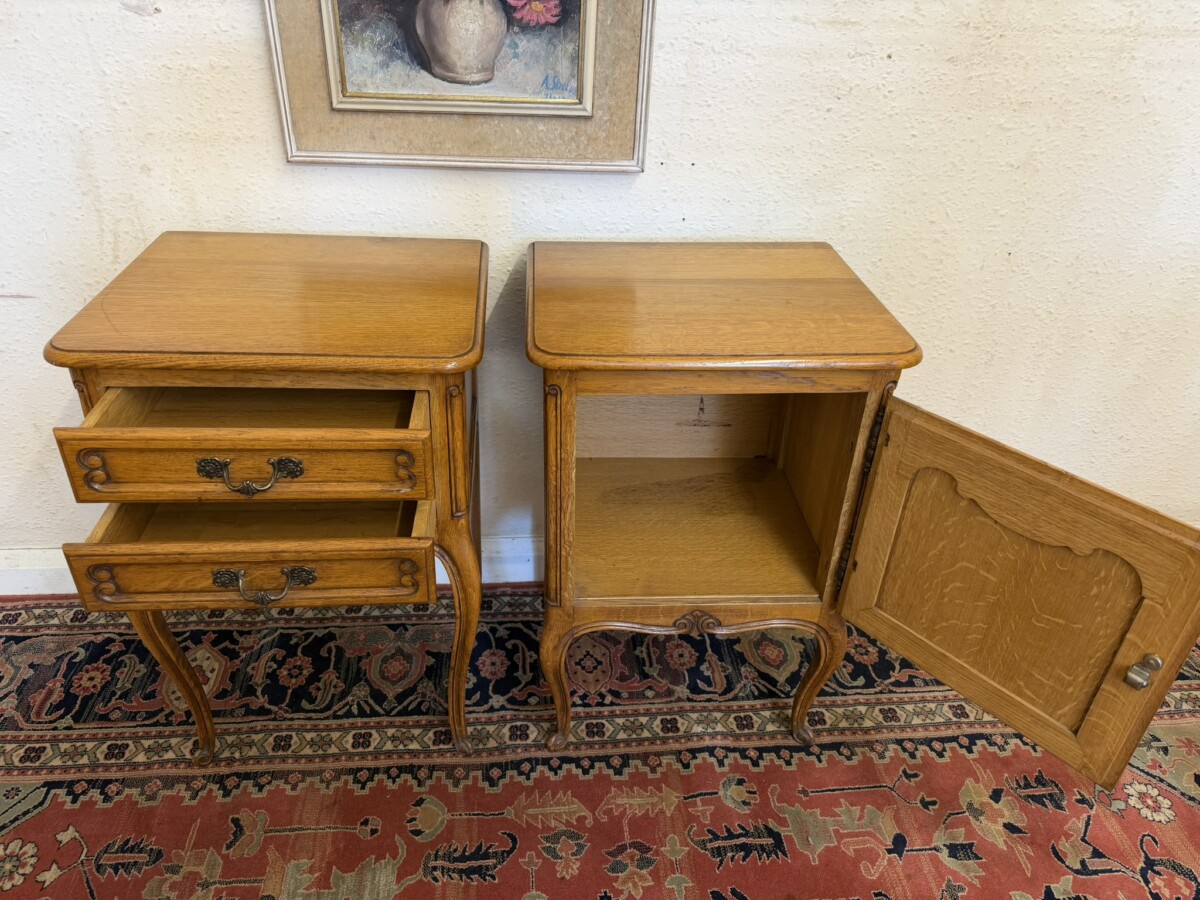 FRENCH PAIR OF CARVED OAK HIS AND HERS BEDSIDE CABINETS CIRCA 1950 - Image 7