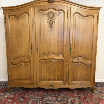 QUALITY FRENCH OAK THREE DOOR ARMOIRE/WARDROBE CIRCA 1950