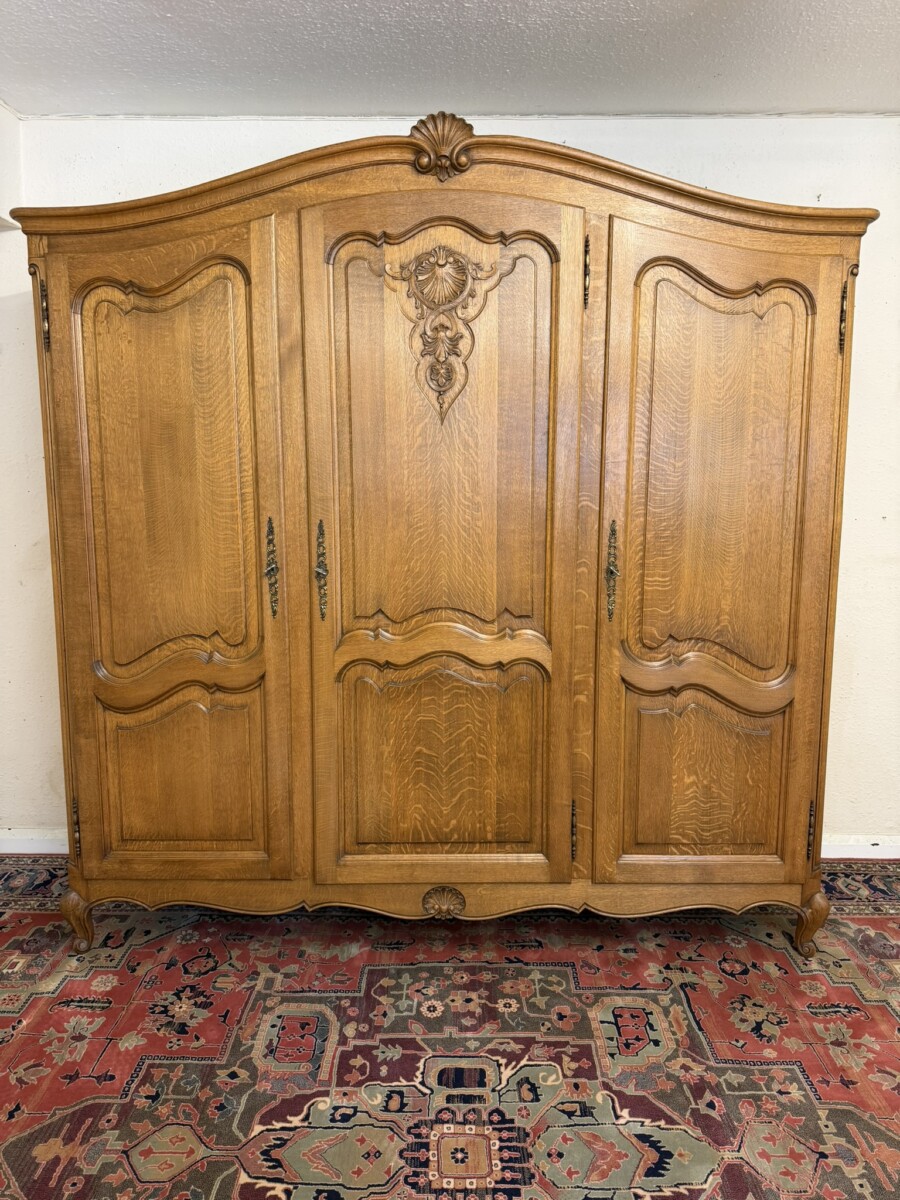 QUALITY FRENCH OAK THREE DOOR ARMOIRE/WARDROBE CIRCA 1950