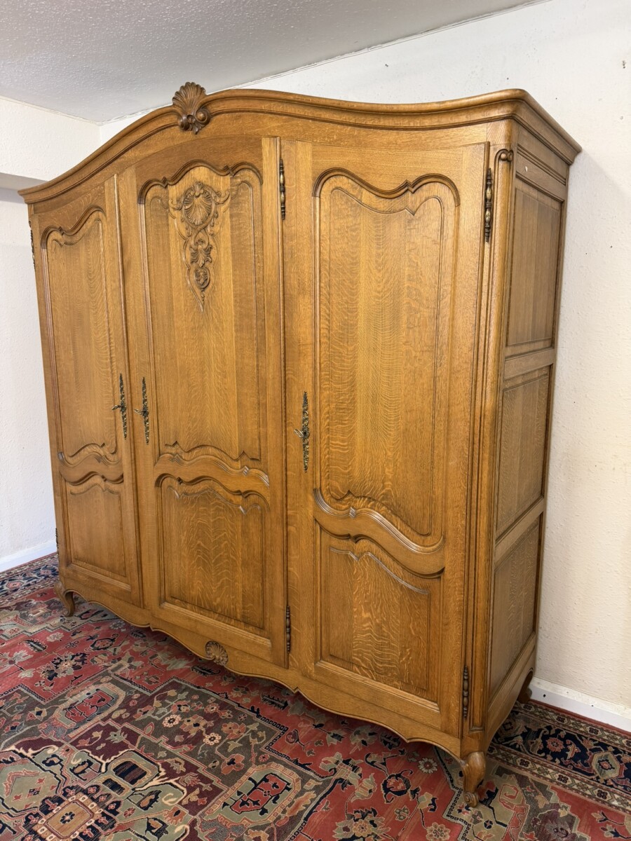 QUALITY FRENCH OAK THREE DOOR ARMOIRE/WARDROBE CIRCA 1950 - Image 3