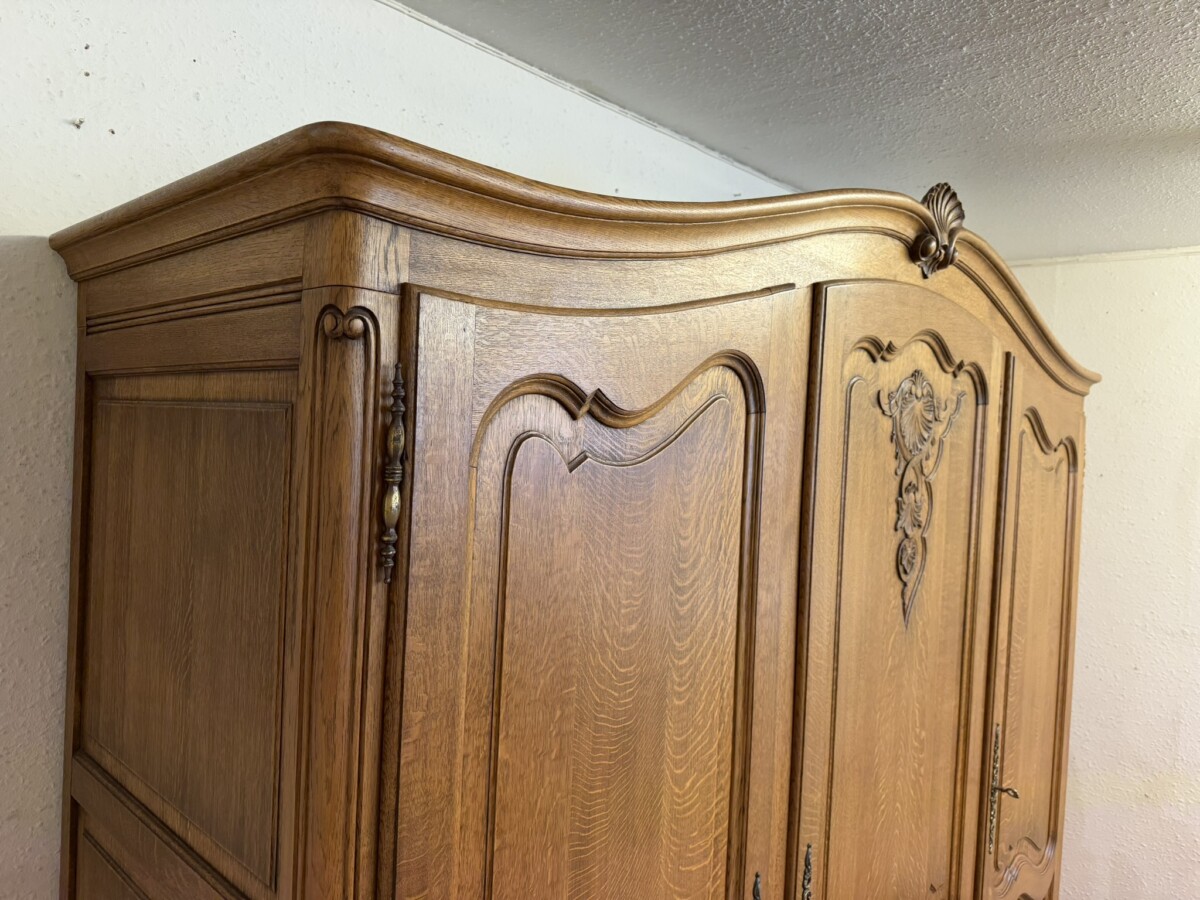 QUALITY FRENCH OAK THREE DOOR ARMOIRE/WARDROBE CIRCA 1950 - Image 5