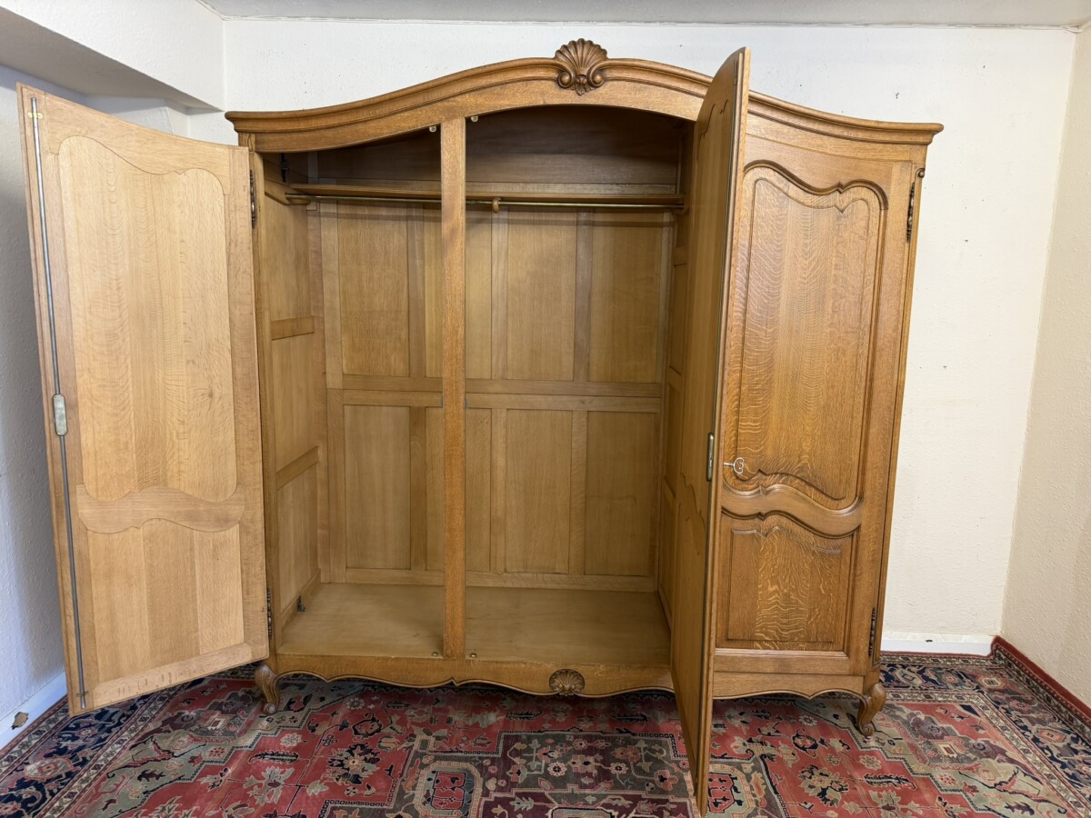 QUALITY FRENCH OAK THREE DOOR ARMOIRE/WARDROBE CIRCA 1950 - Image 6