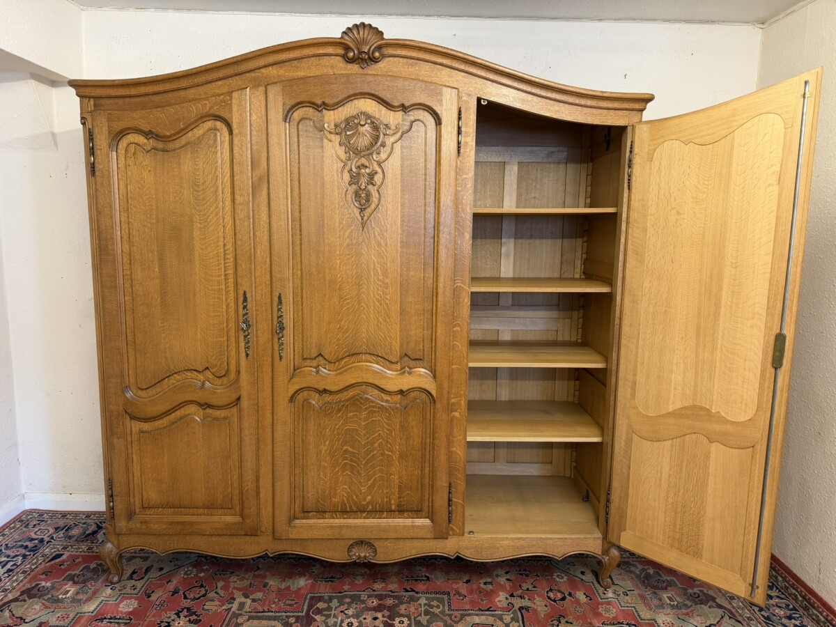 QUALITY FRENCH OAK THREE DOOR ARMOIRE/WARDROBE CIRCA 1950 - Image 8
