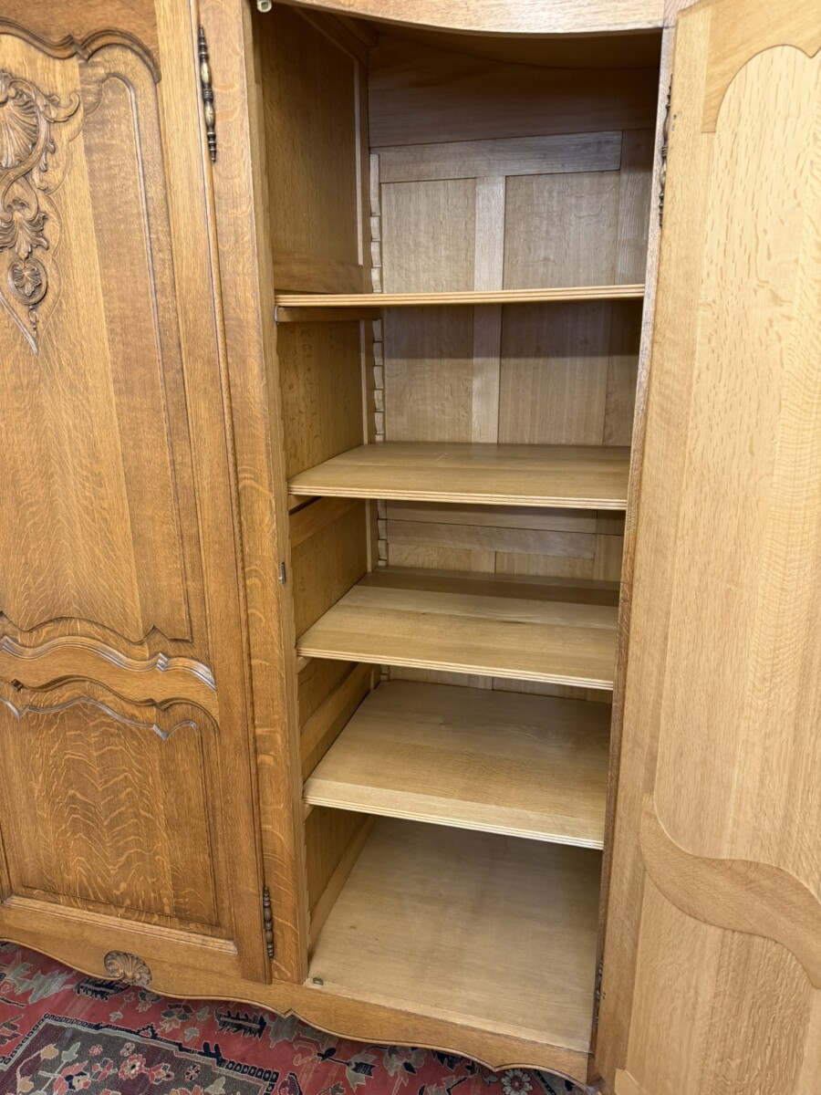 QUALITY FRENCH OAK THREE DOOR ARMOIRE/WARDROBE CIRCA 1950 - Image 9