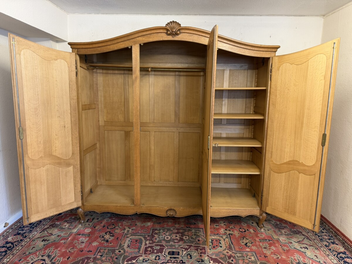 QUALITY FRENCH OAK THREE DOOR ARMOIRE/WARDROBE CIRCA 1950 - Image 10