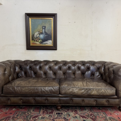 QUALITY ANTIQUE BROWN LEATHER CHESTERFIELD THREE SEATER SOFA BY HALO