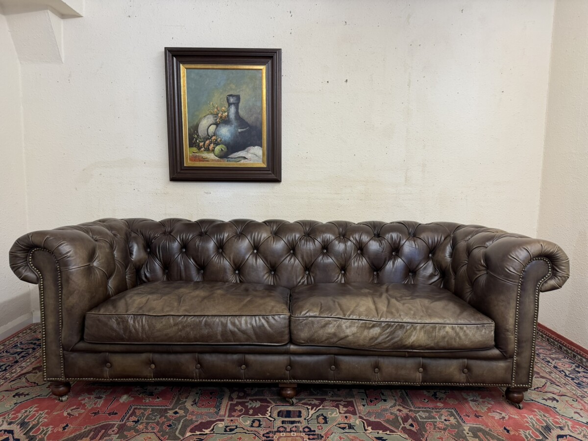 QUALITY ANTIQUE BROWN LEATHER CHESTERFIELD THREE SEATER SOFA BY HALO