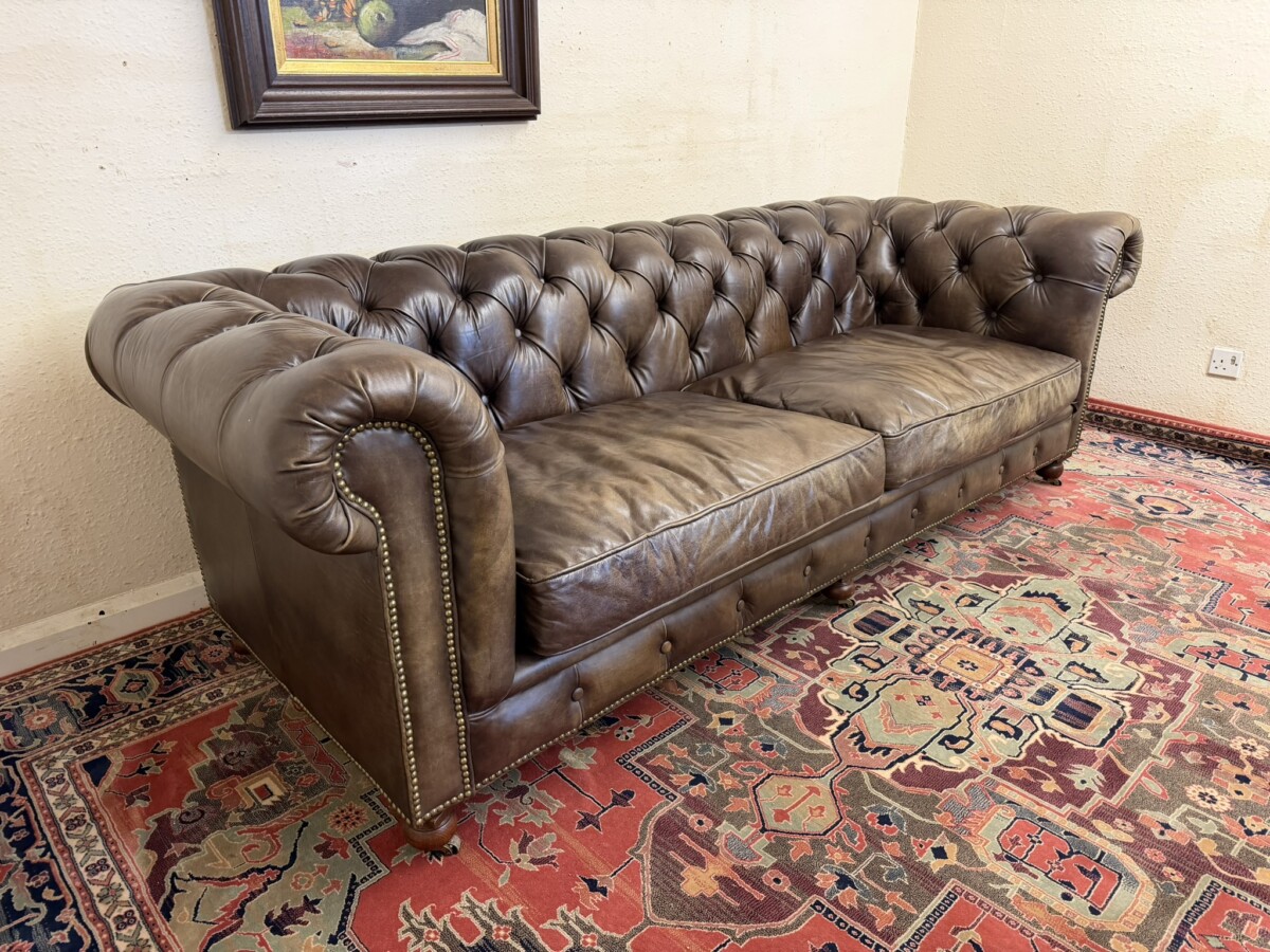 QUALITY ANTIQUE BROWN LEATHER CHESTERFIELD THREE SEATER SOFA BY HALO - Image 2