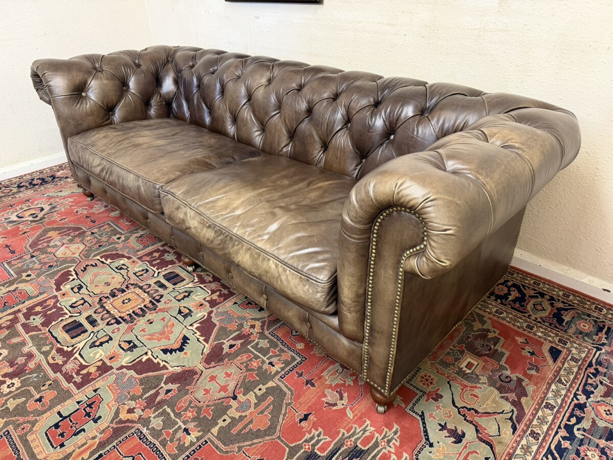 QUALITY ANTIQUE BROWN LEATHER CHESTERFIELD THREE SEATER SOFA BY HALO - Image 3