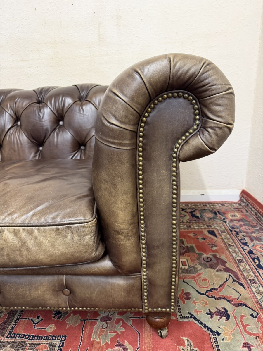 QUALITY ANTIQUE BROWN LEATHER CHESTERFIELD THREE SEATER SOFA BY HALO - Image 4