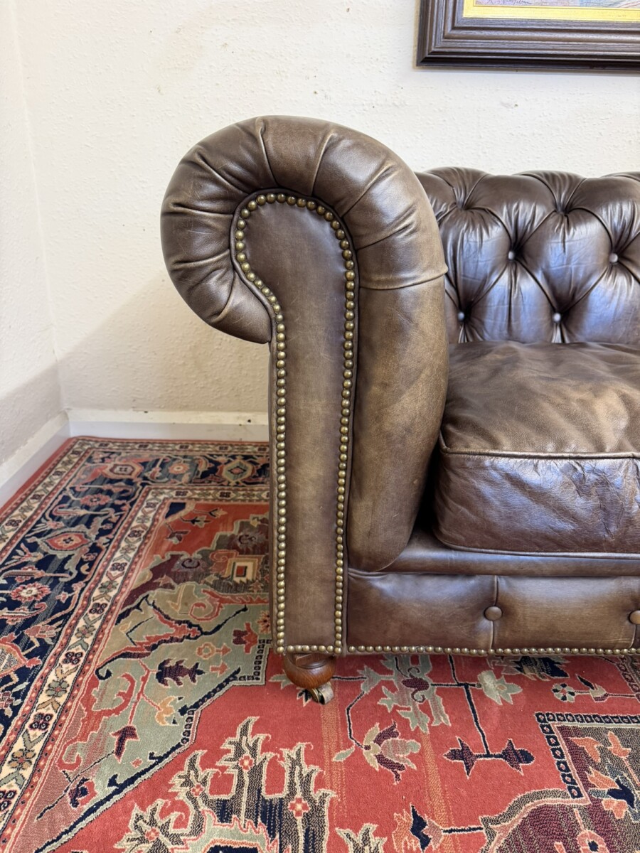 QUALITY ANTIQUE BROWN LEATHER CHESTERFIELD THREE SEATER SOFA BY HALO - Image 5