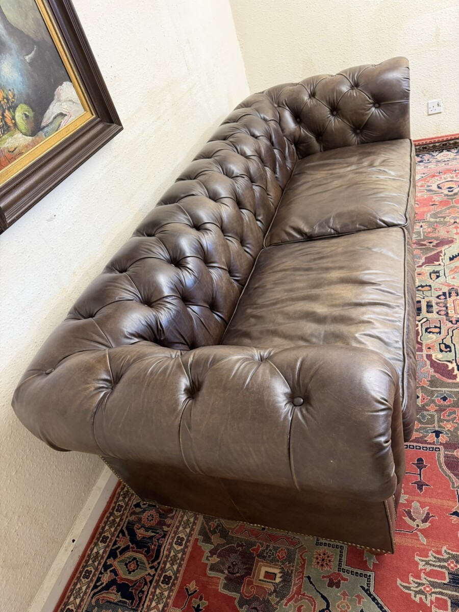 QUALITY ANTIQUE BROWN LEATHER CHESTERFIELD THREE SEATER SOFA BY HALO - Image 6