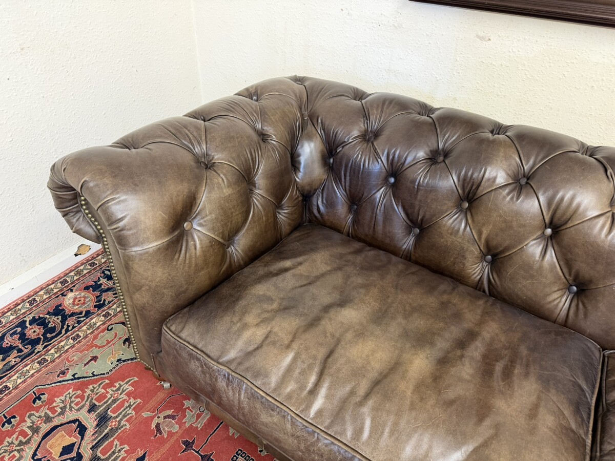 QUALITY ANTIQUE BROWN LEATHER CHESTERFIELD THREE SEATER SOFA BY HALO - Image 7
