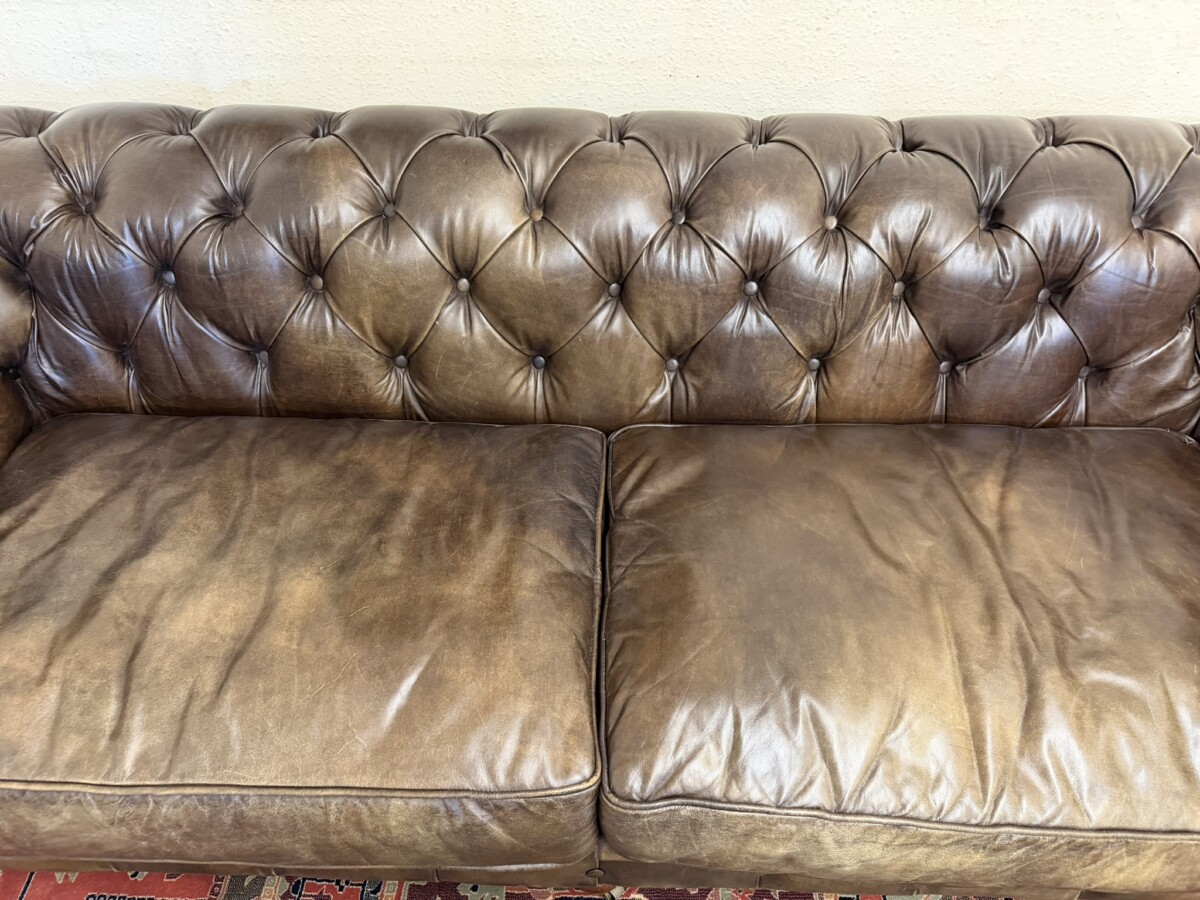 QUALITY ANTIQUE BROWN LEATHER CHESTERFIELD THREE SEATER SOFA BY HALO - Image 8