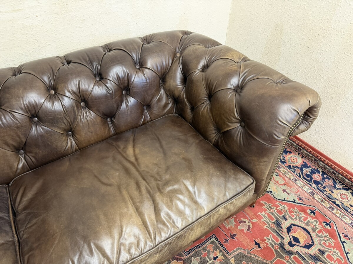 QUALITY ANTIQUE BROWN LEATHER CHESTERFIELD THREE SEATER SOFA BY HALO - Image 9