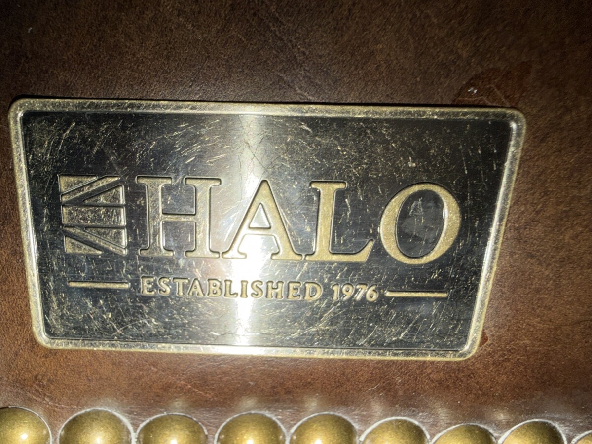 QUALITY ANTIQUE BROWN LEATHER CHESTERFIELD THREE SEATER SOFA BY HALO - Image 10