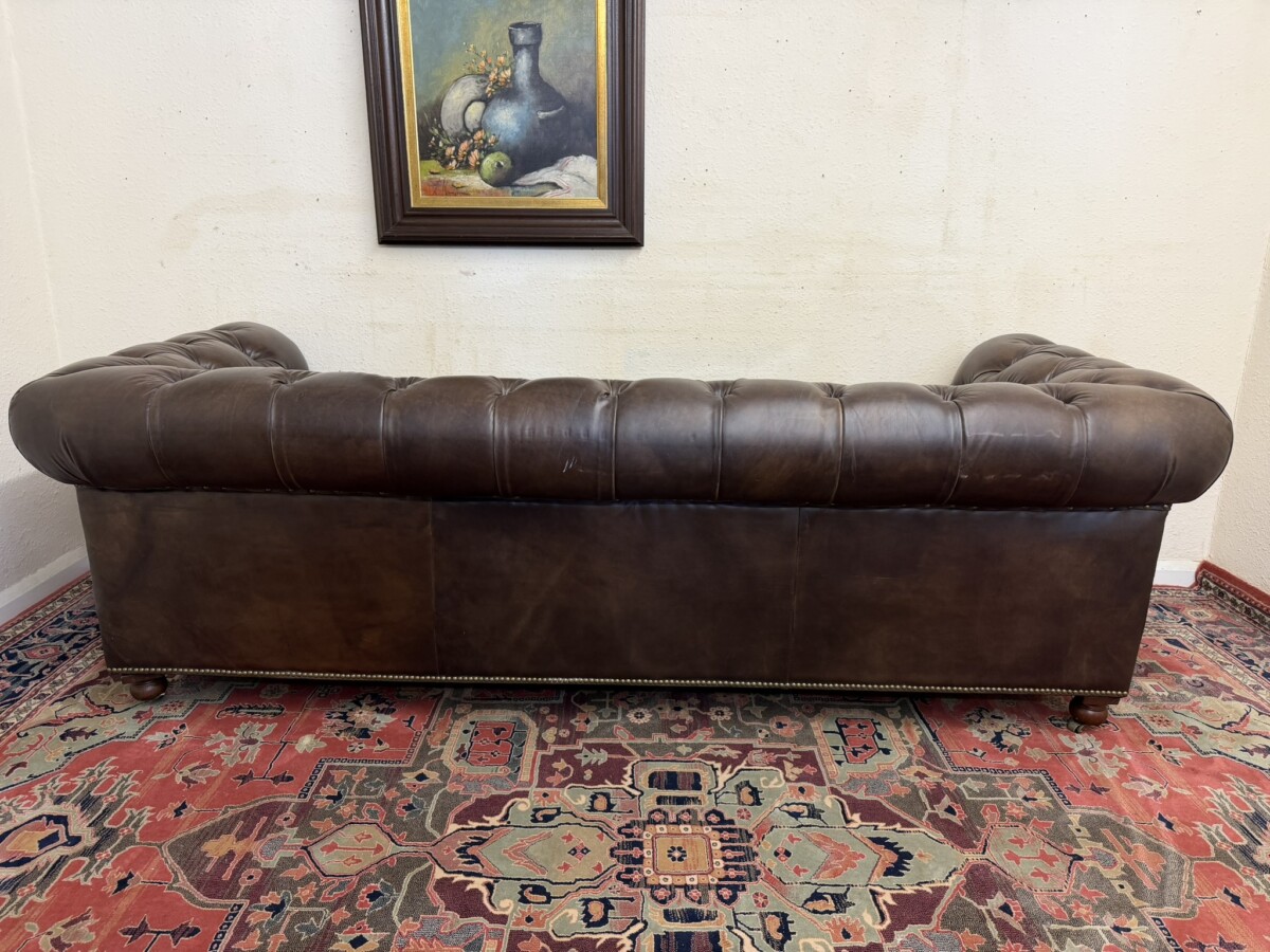QUALITY ANTIQUE BROWN LEATHER CHESTERFIELD THREE SEATER SOFA BY HALO - Image 11