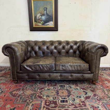 ANTIQUE BROWN LEATHER CHESTERFIELD TWO SEATER SOFA BY HALO