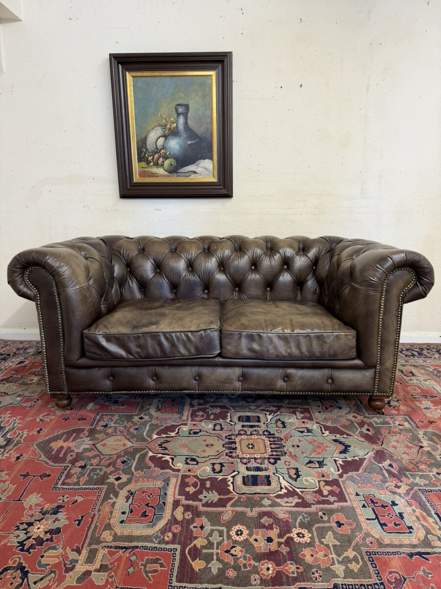 ANTIQUE BROWN LEATHER CHESTERFIELD TWO SEATER SOFA BY HALO
