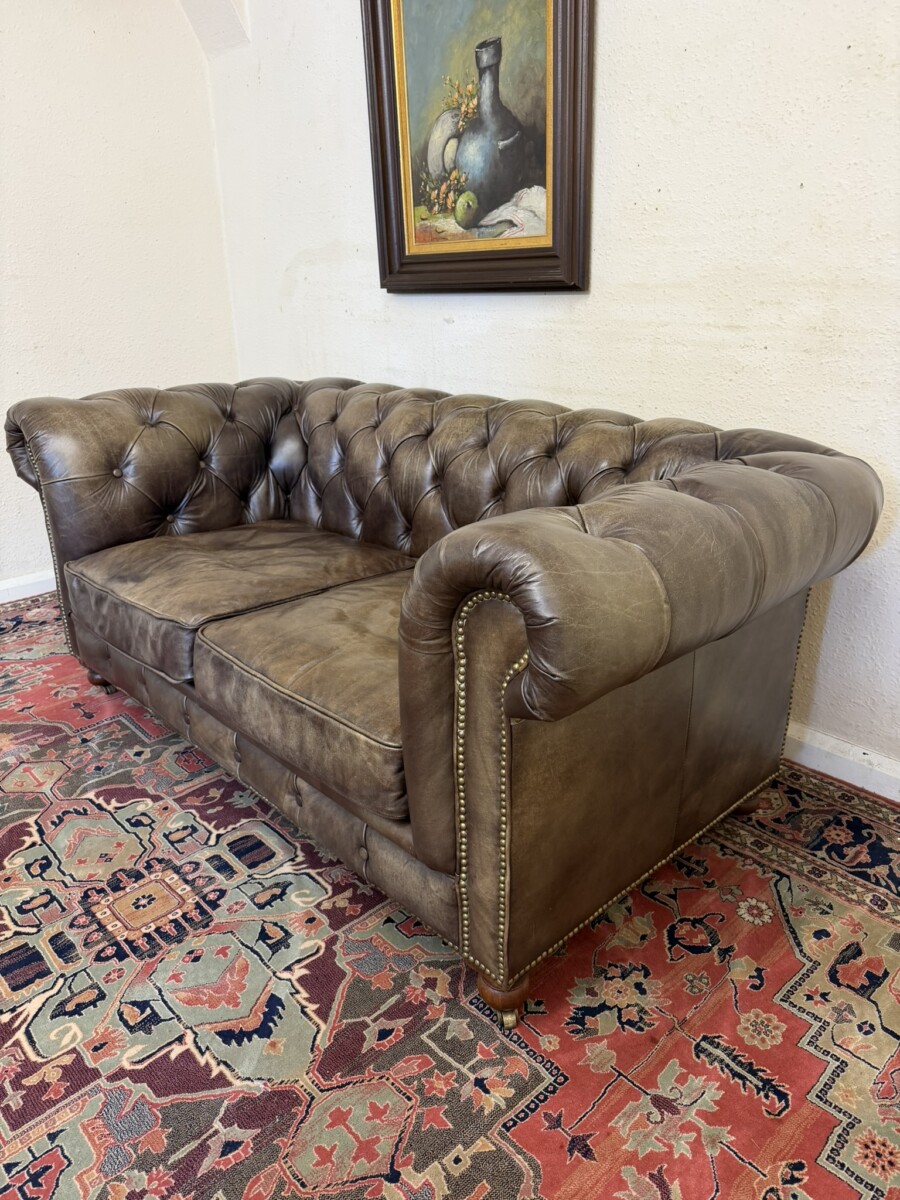 ANTIQUE BROWN LEATHER CHESTERFIELD TWO SEATER SOFA BY HALO - Image 2