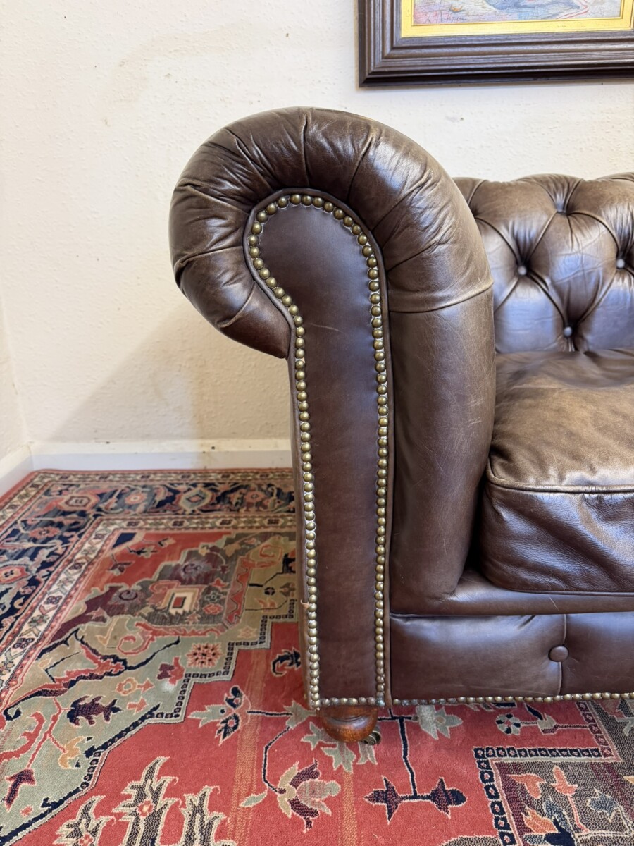 ANTIQUE BROWN LEATHER CHESTERFIELD TWO SEATER SOFA BY HALO - Image 4