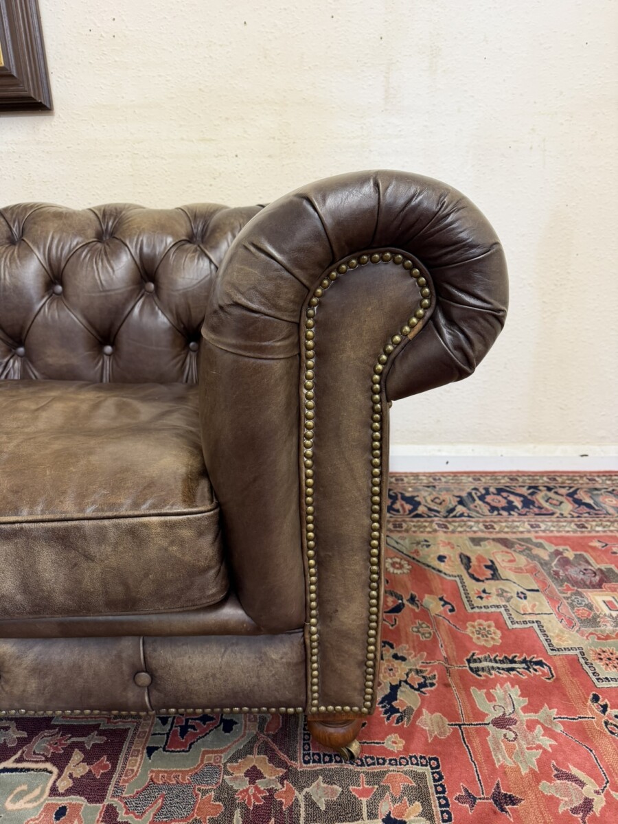 ANTIQUE BROWN LEATHER CHESTERFIELD TWO SEATER SOFA BY HALO - Image 5