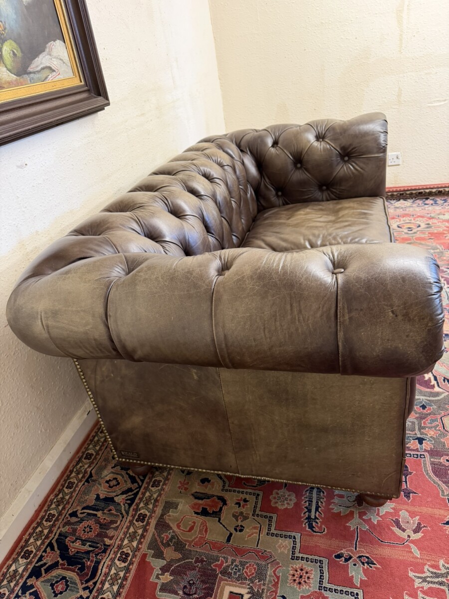 ANTIQUE BROWN LEATHER CHESTERFIELD TWO SEATER SOFA BY HALO - Image 7