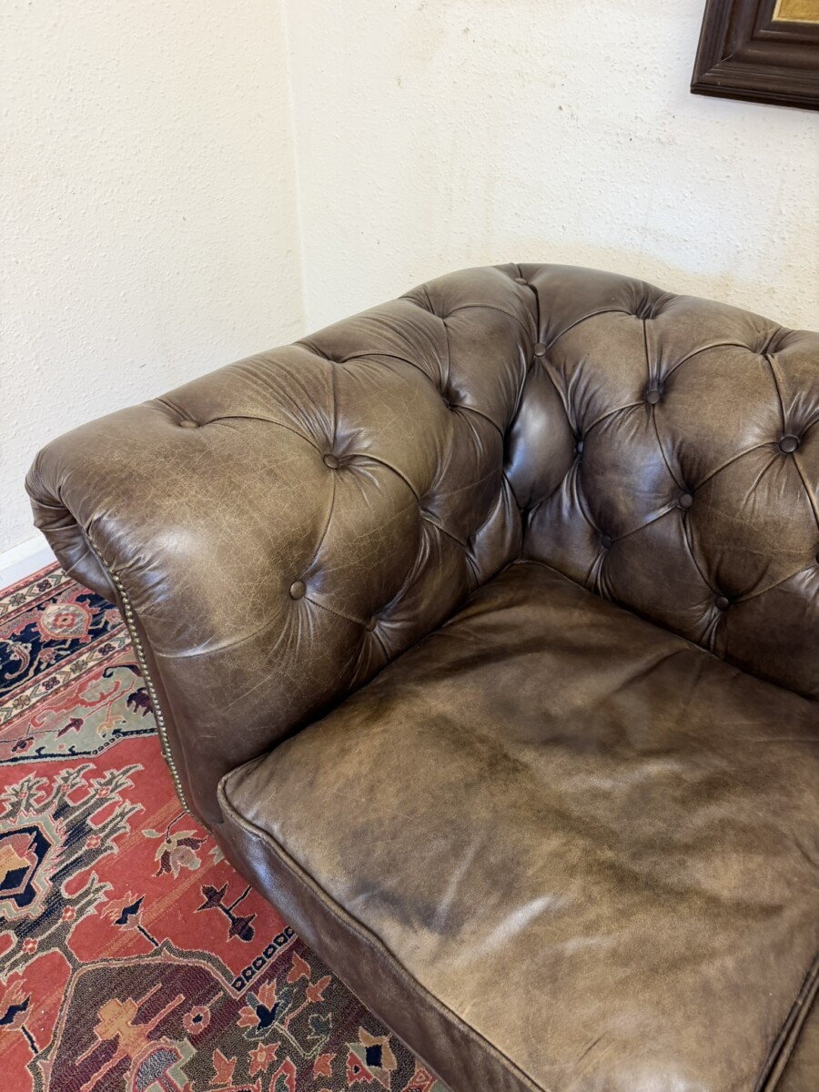 ANTIQUE BROWN LEATHER CHESTERFIELD TWO SEATER SOFA BY HALO - Image 9