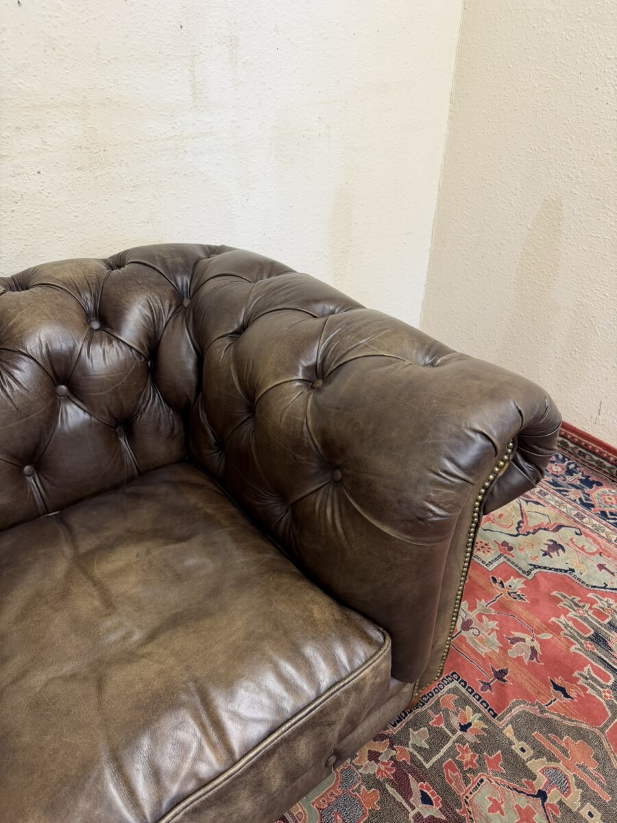 ANTIQUE BROWN LEATHER CHESTERFIELD TWO SEATER SOFA BY HALO - Image 11