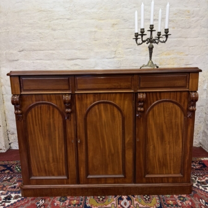 QUALITY VICTORIAN MAHOGANY THREE DOOR SIDE CABINET CIRCA 1880