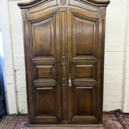 QUALITY OAK DOME TOP CUPBOARD/ARMOIRE/WARDROBE