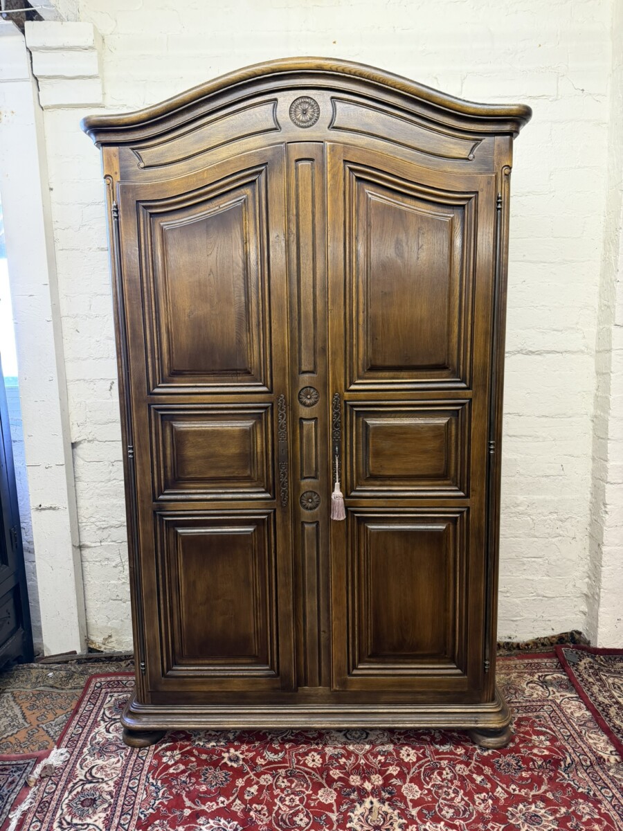QUALITY OAK DOME TOP CUPBOARD/ARMOIRE/WARDROBE