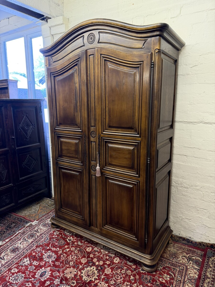 QUALITY OAK DOME TOP CUPBOARD/ARMOIRE/WARDROBE - Image 3