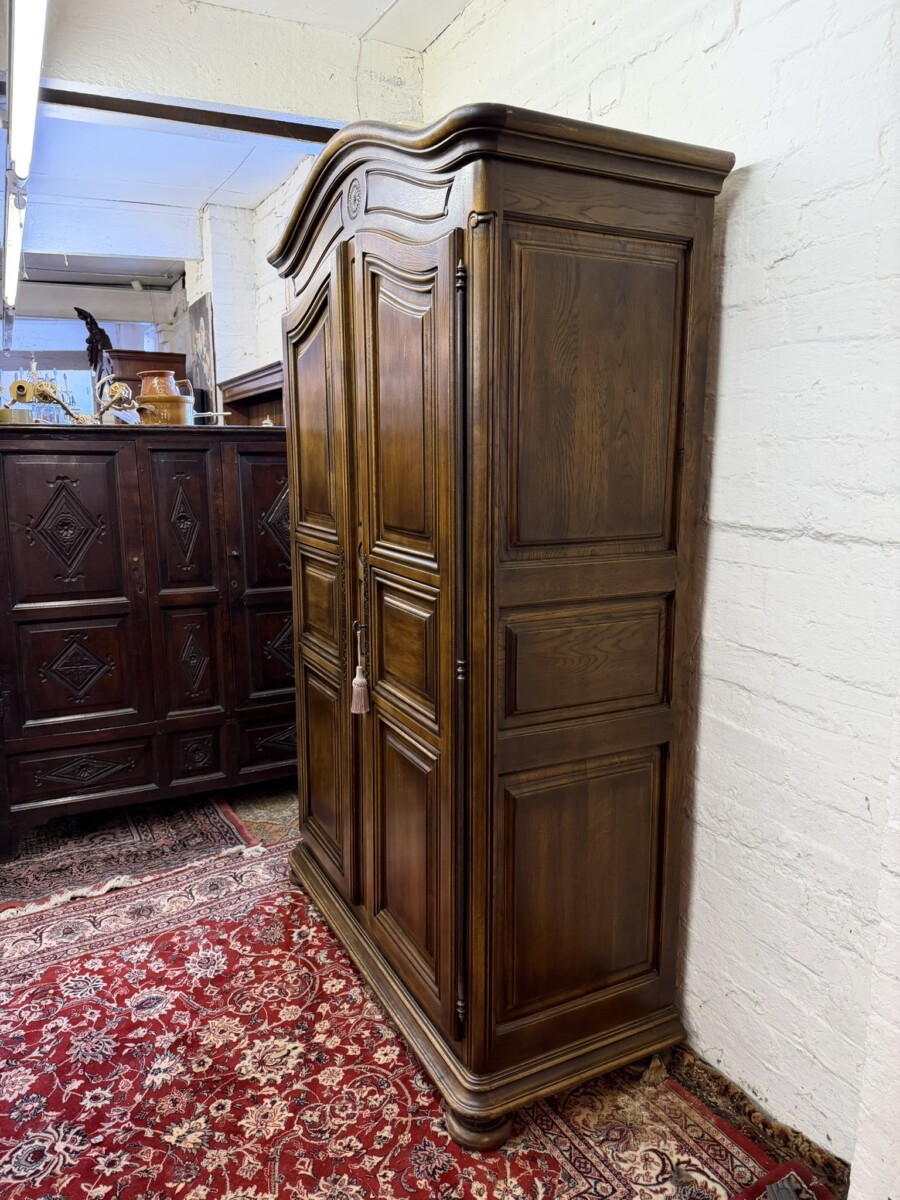QUALITY OAK DOME TOP CUPBOARD/ARMOIRE/WARDROBE - Image 4
