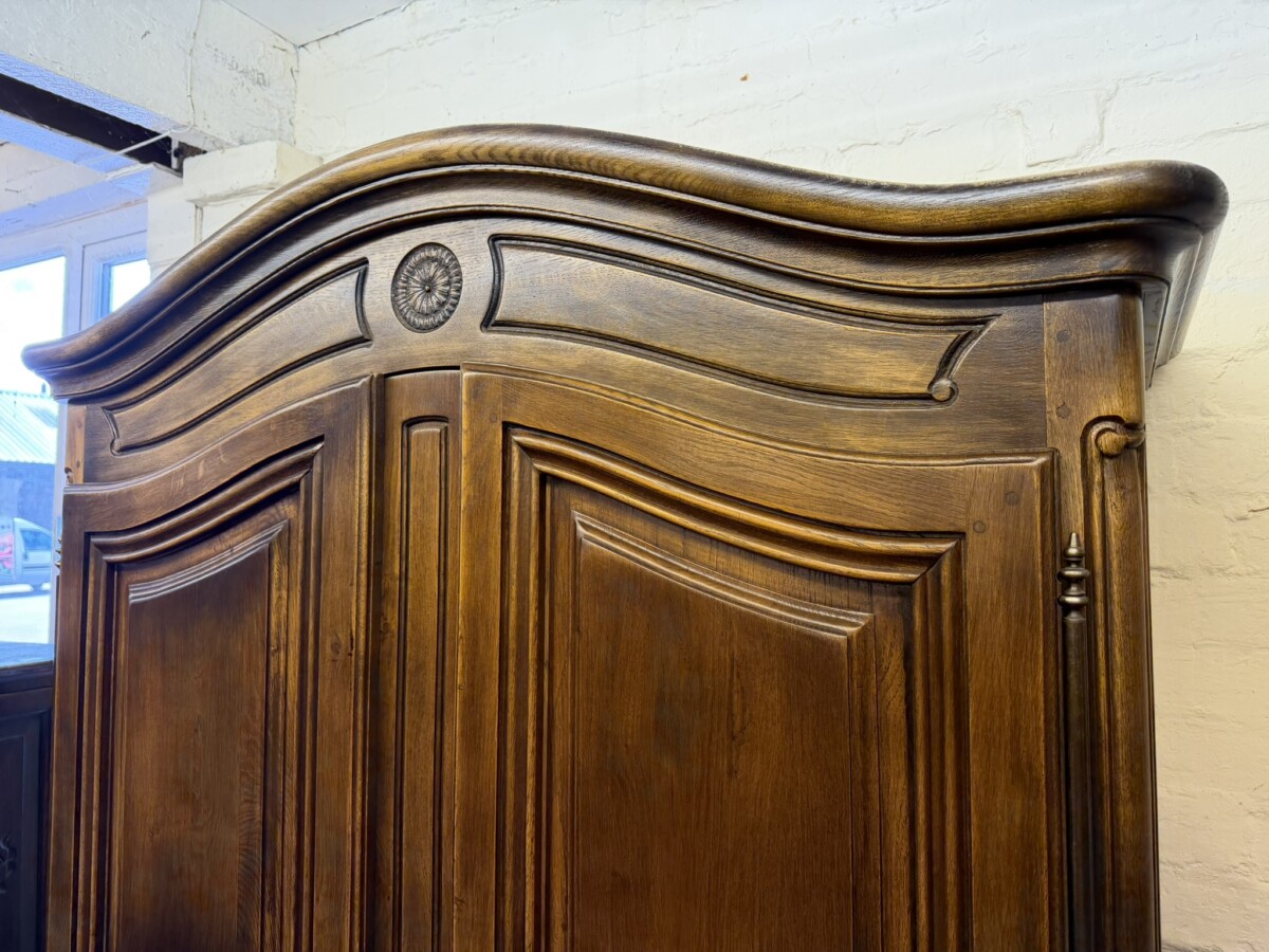 QUALITY OAK DOME TOP CUPBOARD/ARMOIRE/WARDROBE - Image 5