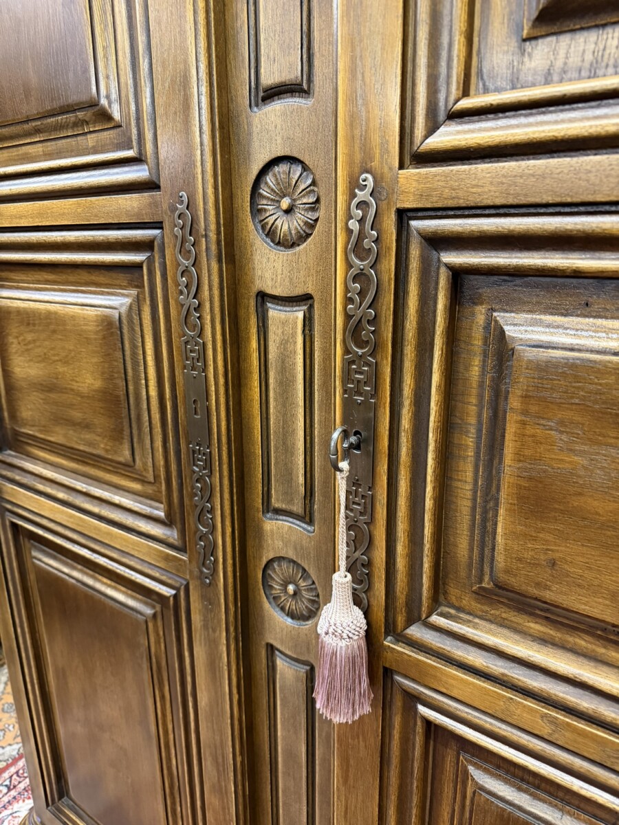 QUALITY OAK DOME TOP CUPBOARD/ARMOIRE/WARDROBE - Image 6